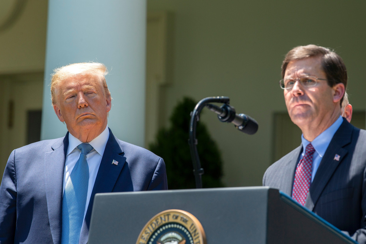 Donald Trump en Mark T. Esper Beeld Photo News