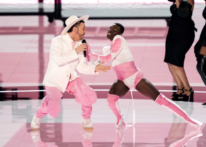 Gustaph en PussCee op het podium van Eurovisiesongfestival.