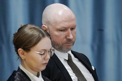 Massamoordenaar Anders Breivik huilend: “Ik ben nog steeds een mens en er zit een limiet aan wat een mens aankan”