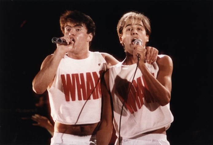 George Michael (l) en Andrew Ridgeley treden als Wham! op in Londen in 1983
