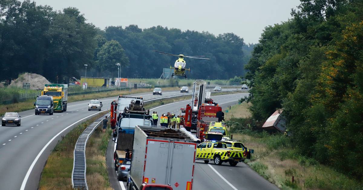 Ernstig ongeluk met vrachtwagen op A73: traumahelikopter landt midden op snelweg.