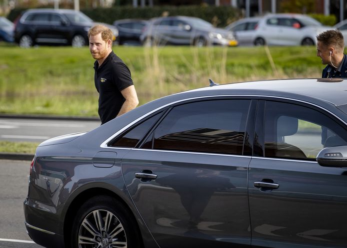 Prins Harry, hertog van Sussex, komt in een gepantserde auto van de Dienst Koninklijke en Diplomatieke Beveiliging (DKDB) van de politie aan op de vierde dag van de Invictus Games in Den Haag.
