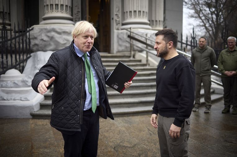 De voormalige Britse premier Boris Johnson met de Oekraïense president Volodomir Zelenski. Beeld ANP / EPA