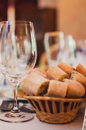 Waarom je beter niet je duim opsteekt naar de chef in Iran of liever wacht met brood eten in Frankrijk: dit zijn de ‘eetiquette' in verschillende landen