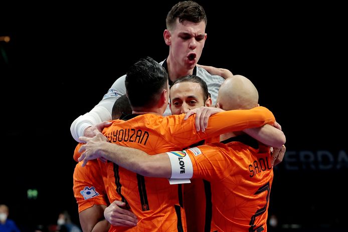 De Nederlandse zaalvoetballers vieren feest.