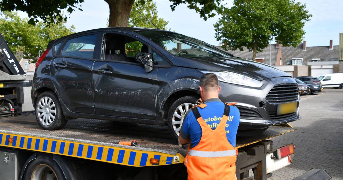 Auto belandt op z'n kant in Oostburg Sluis pzc.nl