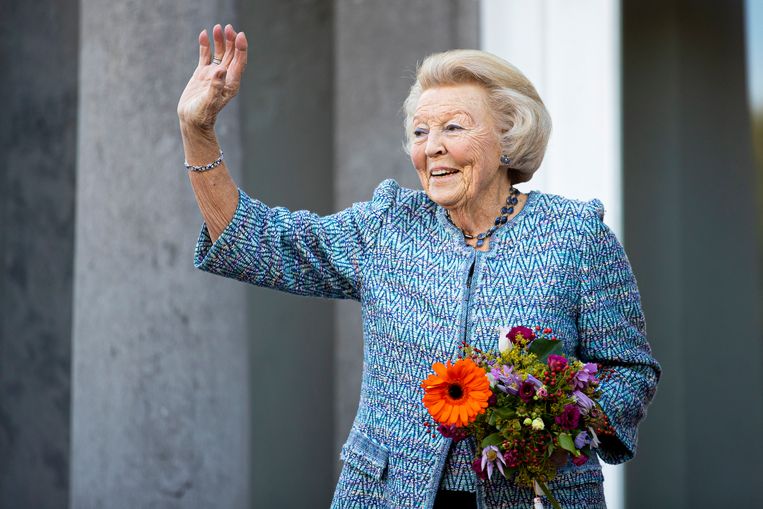 Prinses Beatrix pakt werkzaamheden weer op na polsbreuk Beeld Getty Images