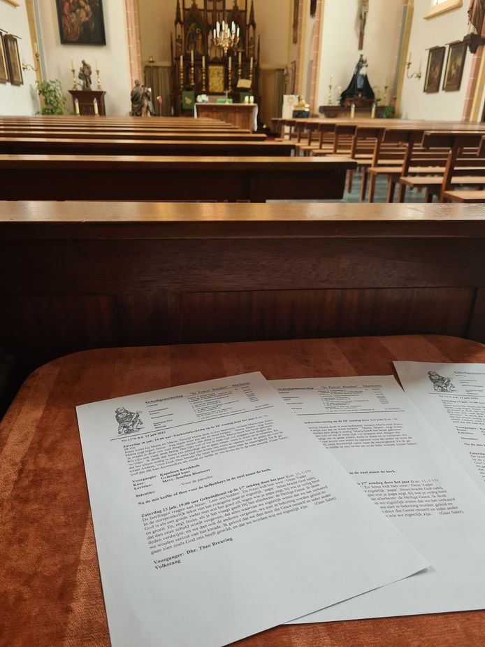 Achterin de Petrus Banden ligt een stapeltje met parochieblaadjes. Het is alleen slechts een gedeelte van het blad.