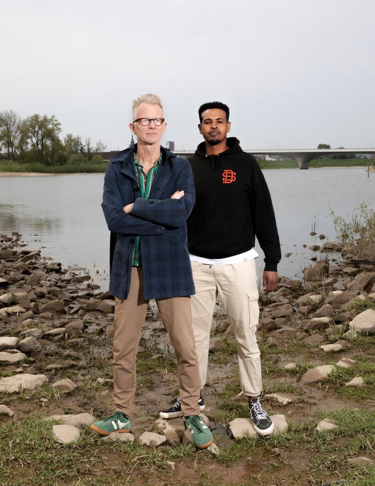 Rob Marrevee en zoon Zenebe. ‘De onvoorwaardelijke band die ouders en kinderen normaal gesproken hebben, is voor ons niet haalbaar.’ Beeld Lin Woldendorp