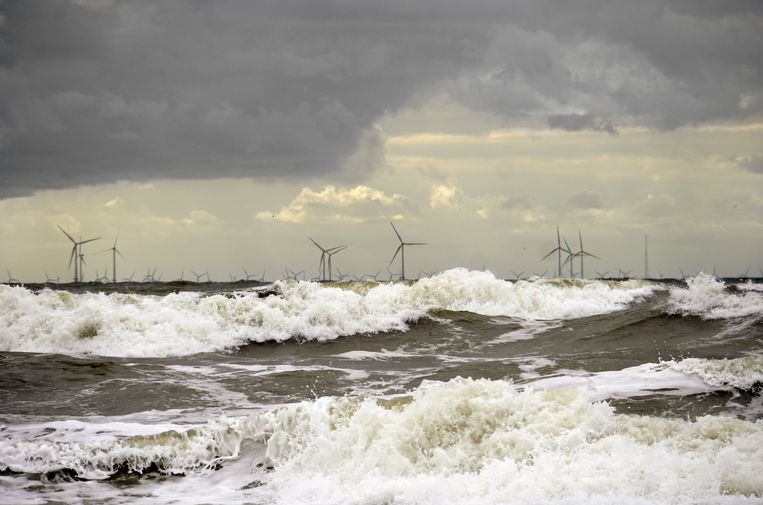 Zicht vanaf de kust bij Egmond op een windmolenpark in zee .  Beeld ANP / Flip Franssen
