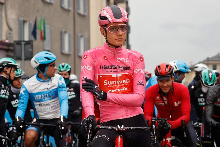 Wilco Kelderman in de roze trui. Beeld AFP