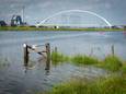 Het water in de Waal staat nu al hoog.