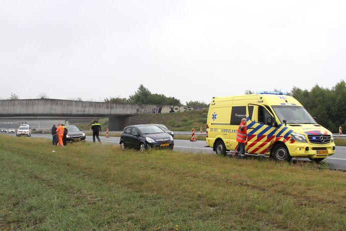 Zaterdagmiddag is er een kop-staartbotsing geweest op de A1. Eén persoon is met onbekend letsel naar het ziekenhuis gebracht.