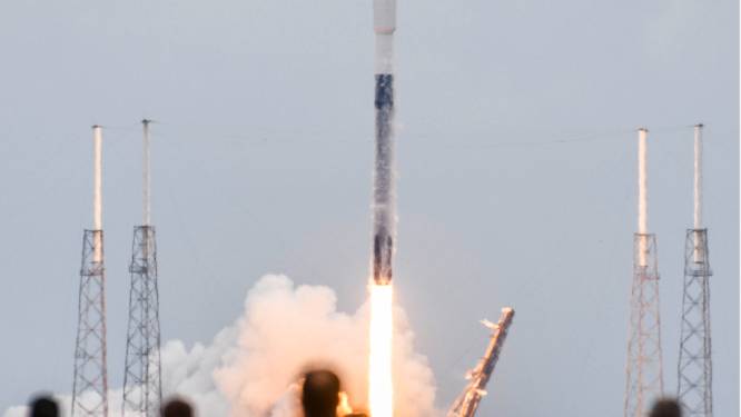 SpaceX lanceert waaier van veertig satellieten