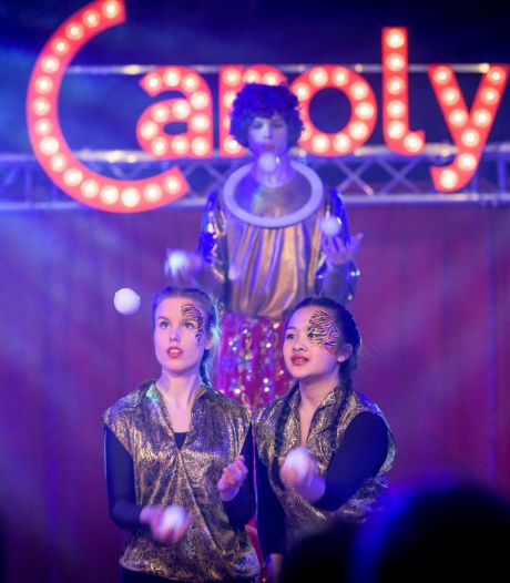 Acrobaten van Caroly Goor brengen hommage aan ‘muzikale sterren’ in nieuwste voorstelling 