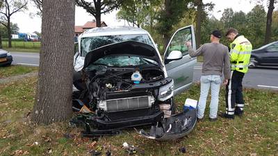 Busje tegen boom langs N224 in Ederveen na uitwijkmanoeuvre