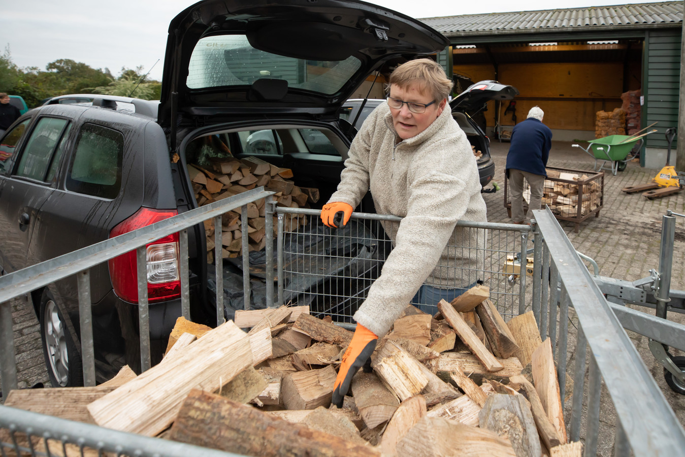 Johanna Klaassen uit Leusden komt op zaterdagochtend voor 9.00 uur hout halen bij de gebroeders Ravenhorst in Leusden.