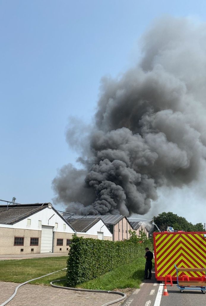 De brand gaat gepaard met veel rookontwikkeling.