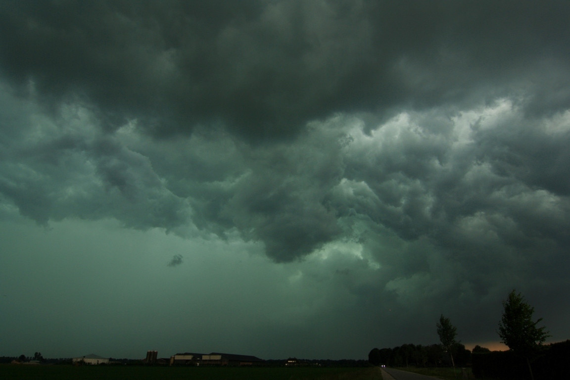 Zwaar onweer in Midden-Brabant, 9 juni 2014 rond 12.30 uur.