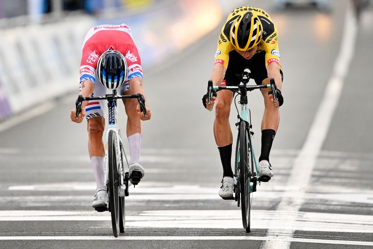 Mathieu van der Poel (links) finisht in Oudenaarde met miniem verschil voor zijn grote rivaal Wout van Aert.  Beeld BELGA
