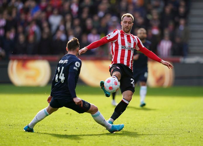 Christian Eriksen in actie namens Brentford tegen Burnley.