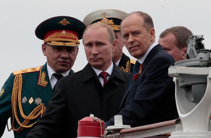 President Vladimir Poetin, met naast zich twee van zijn dichtste bondgenoten die wel eens zijn grootste vijanden zouden kunnen worden: defensieminister Sergej Sjojgoe en FSB-baas Alexander Bortnikov.