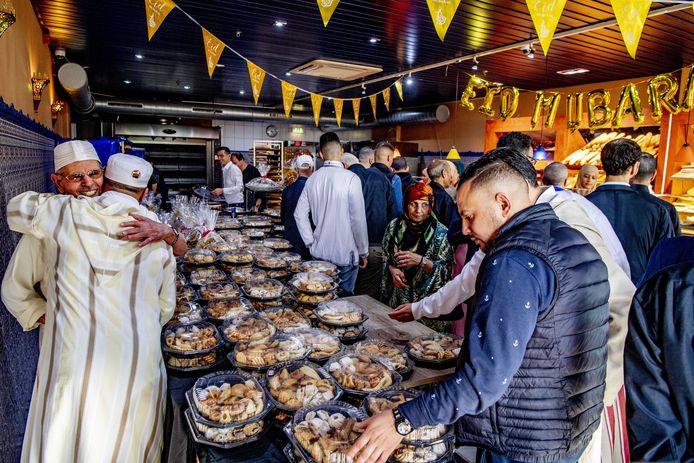 Drukte bij Marokkaanse bakkerij Fes. Na de afsluiting van de ramadan wordt alles in gang gezet om genoeg lekkernijen klaar te maken voor het Suikerfeest.