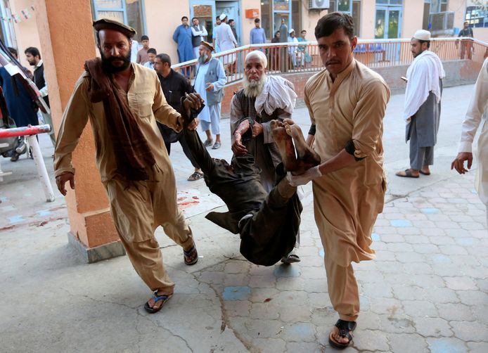 Een gewonde burger wordt naar het hospitaal in Jalalabad, Afghanistan, gebracht.