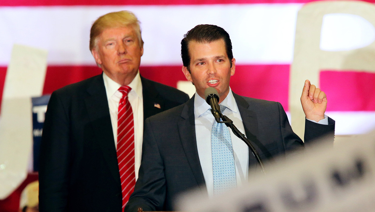 Donald Trump sr. en jr., vorig jaar op campagne. Beeld epa