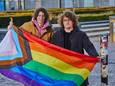 Jesse Sprikkelman (rechts) en Jelle Seubring, voor het station in Zutphen. Het tweetal streed de afgelopen weken voor een regenboogzebrapad op die plek. Met succes.