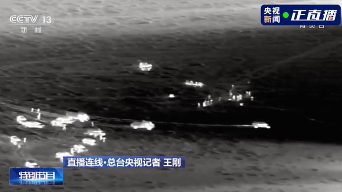 Auto's omcirkelen de terugkeermodule van de Chinese maansonde Chang’e-5 na landing in Binnen-Mongolië.