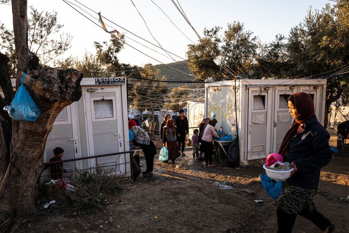 Op Lesbos verblijven momenteel zo’n 20.000 vluchtelingen.