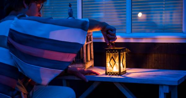 Lint van kaarsjes verbindt Luyksgestelnaren | Brabant, we doen het samen! - Eindhovens Dagblad