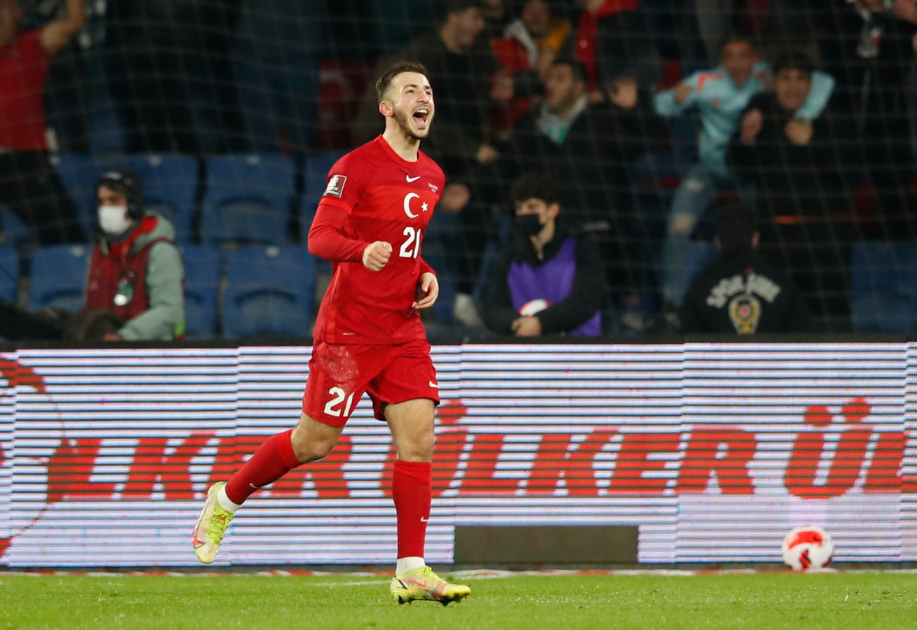 Halil Dervisoglu is blij met zijn doelpunt.