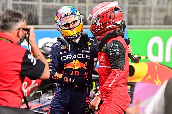 Charles Leclerc feliciteert Sergio Pérez.