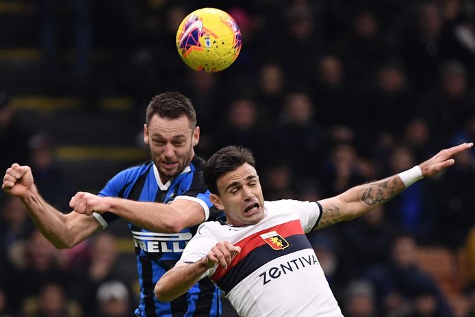 Stefan de Vrij, die vanavond ontbreekt door een blessure, in het duel met Genoa eerder dit seizoen.
