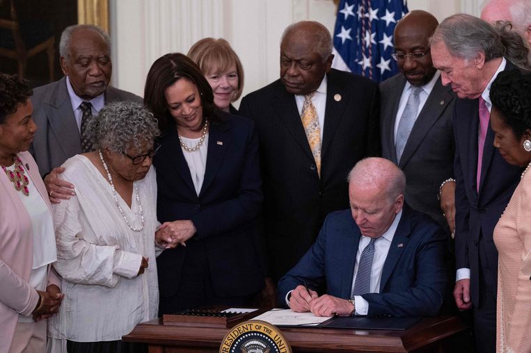 De Amerikaanse president Biden bij de ondertekening van de wet die van ‘Juneteenth’ een nationale feestdag maakt. Beeld AFP