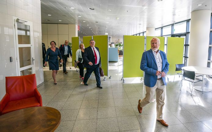 De Nijmeegse burgemeester Hubert Bruls (m), voorzitter van het Veiligheidsberaad, minister Tamara van Ark (l) en Jaap van Dissel van het RIVM (r) na een ingelast overleg van de voorzitters van de 25 veiligheidsregio's over mogelijk regionaal maatwerk tegen de verspreiding van het coronavirus.