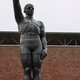 Geeft deze olympiër in Amsterdam een Hitlergroet?