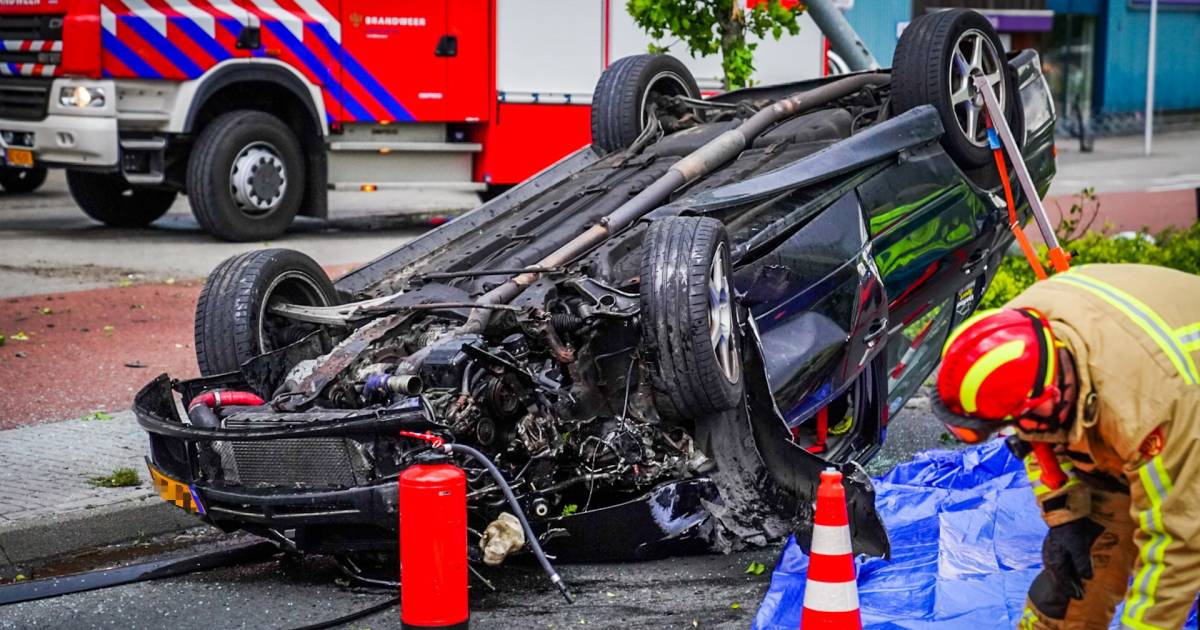 Auto vliegt over de kop in Eindhoven, bestuurder door brandweer bevrijd.