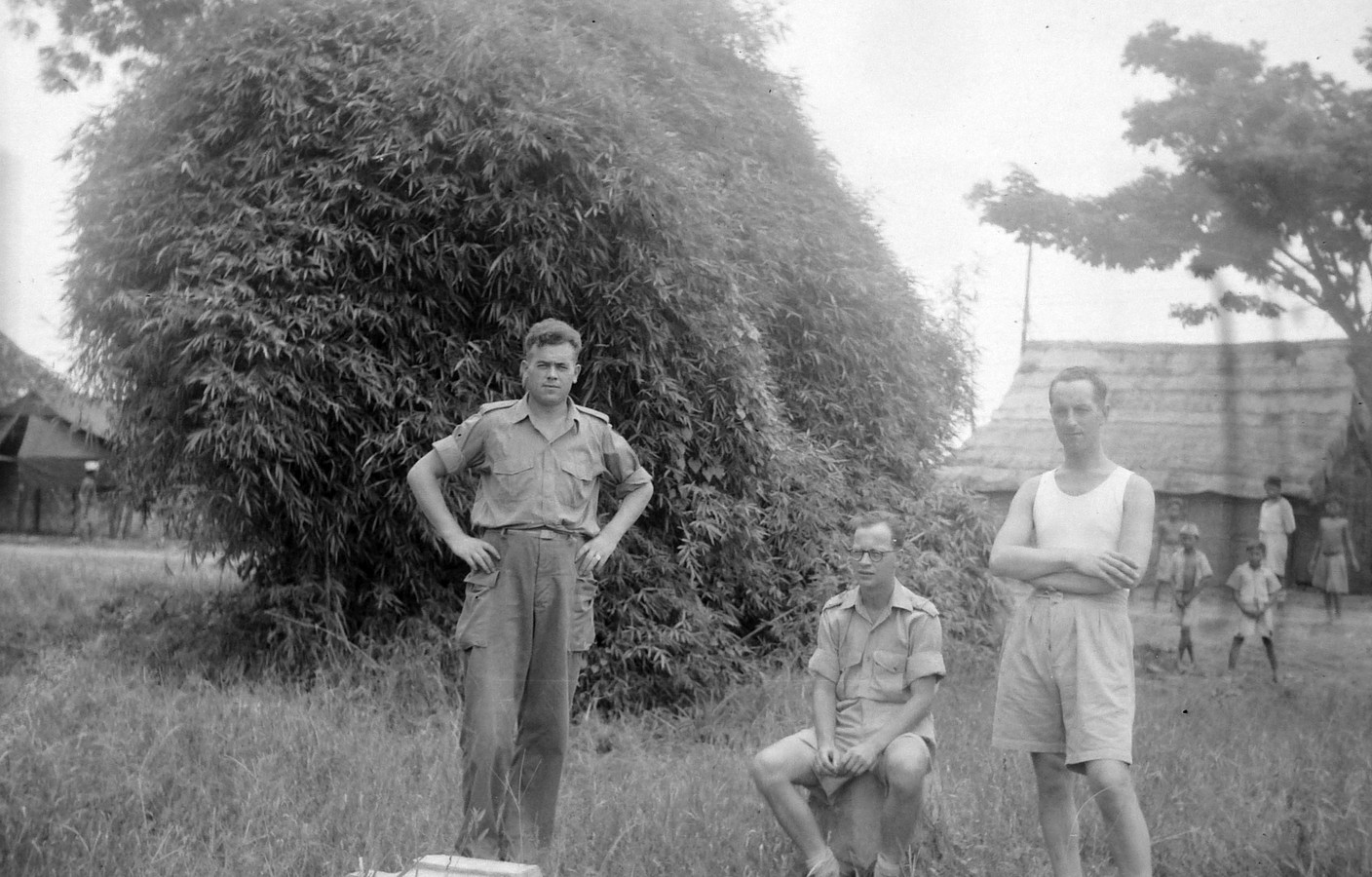 Links Jannes Zandjans uit Markelo in Nederlands Indië, omstreeks 1948.