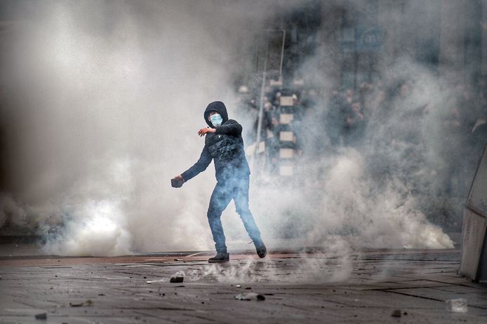 Vooral tijdens de avondklokrellen, zoals de rellen op het 18 septemberplein in Eindhoven, werden veel anonieme meldingen gedaan.