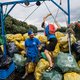 ‘Plasticpiraten’ gaan afval in Hongaarse rivier te lijf, op zelfgemaakte vlotten van plastic flessen