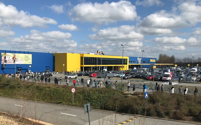 In het Ikea-filiaal in Brussel staan mensen tot op de parking aan te schuiven