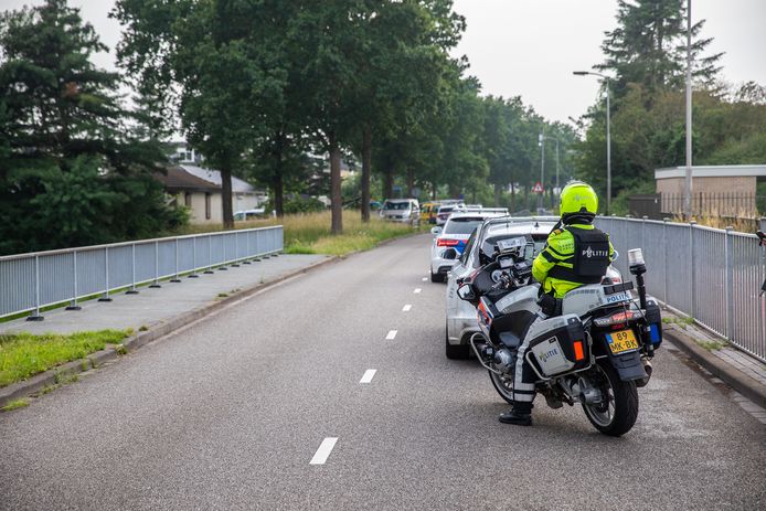 Politie bij woonwagenkamp aan Lariksberg in Roosendaal.