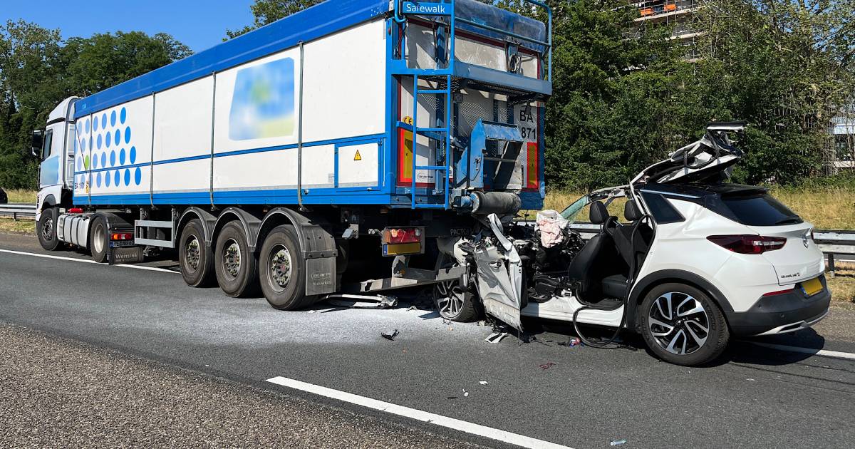 A17 richting Roosendaal dicht door botsing auto op vrachtwagen, bestuurder zwaargewond.