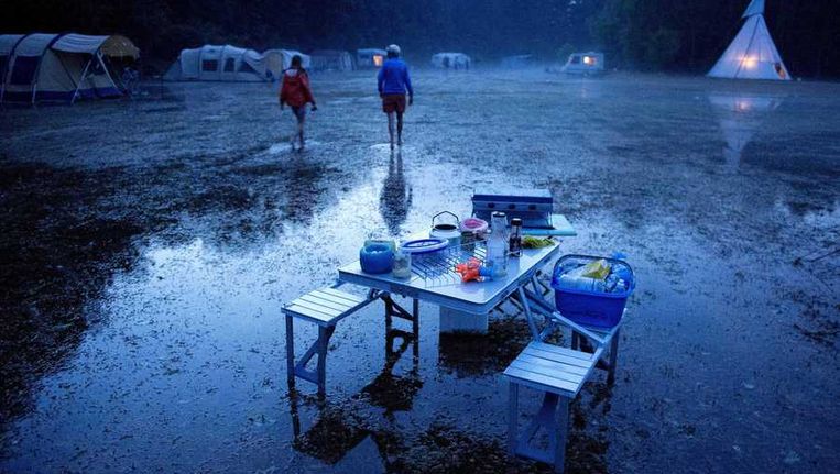 Camping Wega bij Weert is ondergelopen. Beeld anp