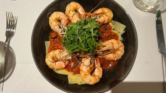 De pasta putanesca met gamba's.