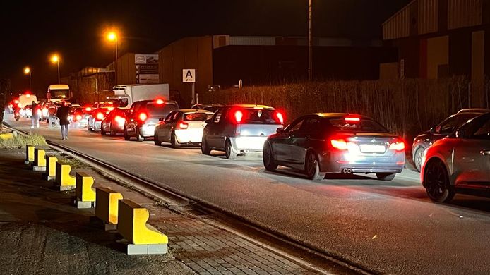 File in Evergem op maandagavond: allemaal in de rij om hulpgoederen te leveren