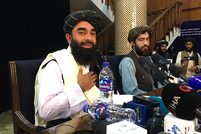 Zabihullah Mujahid, un porte-parole des talibans, s'adresse à la presse à Kaboul, le 17 août 2021.